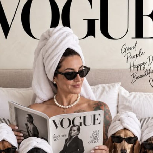 Très Perlé styled Instagram post featuring dachshunds in pearls
